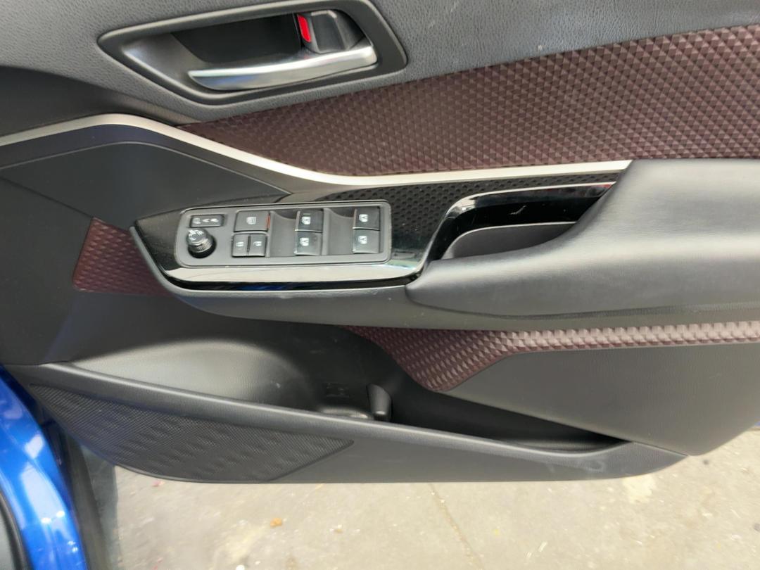 Photo '8' of Toyota C-HR Limited