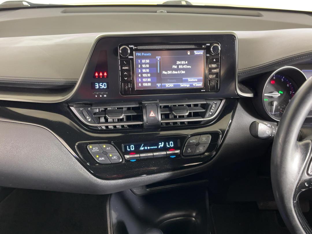 Photo '18' of Toyota C-HR