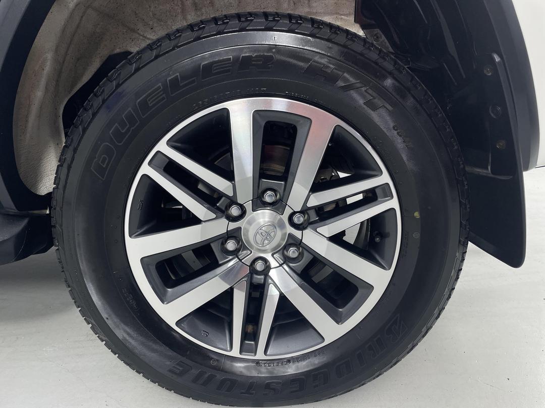 Photo '11' of Toyota Fortuner