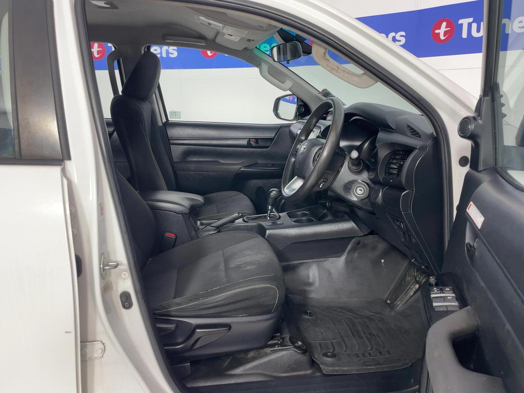 Photo '16' of Toyota Hilux