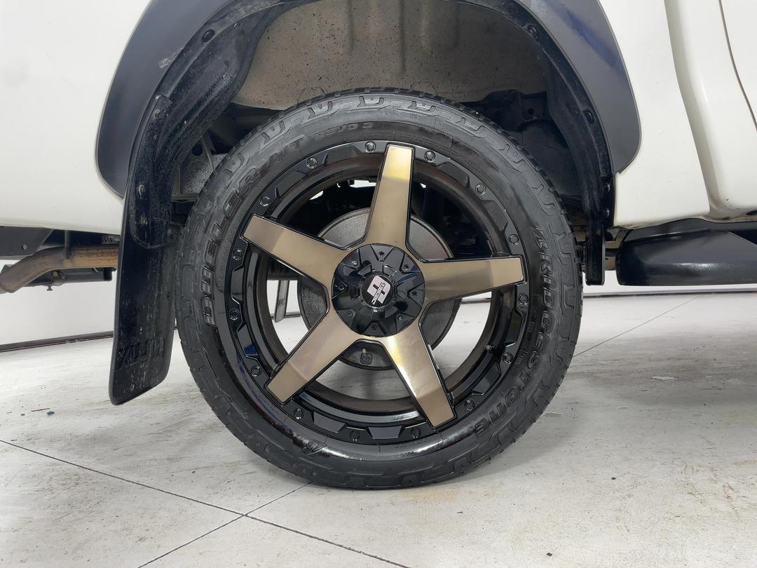 Photo '12' of Toyota Hilux