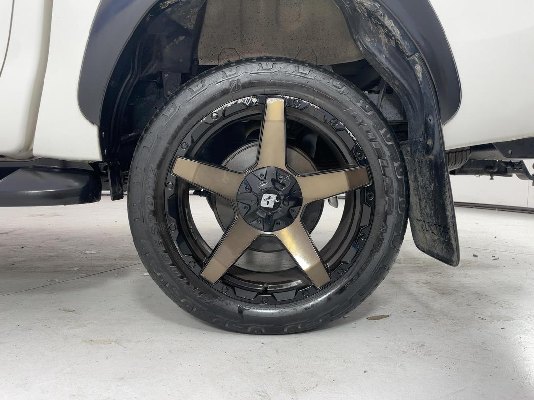 Photo '11' of Toyota Hilux