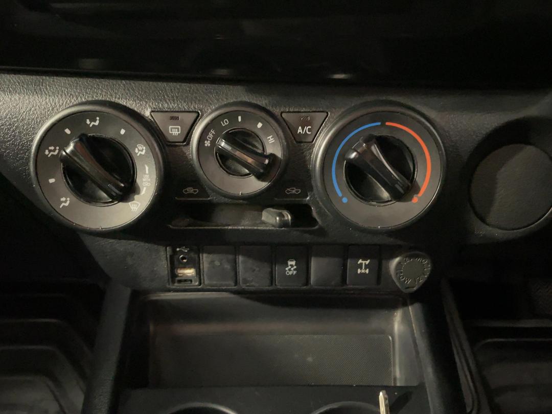 Photo '24' of Toyota Hilux