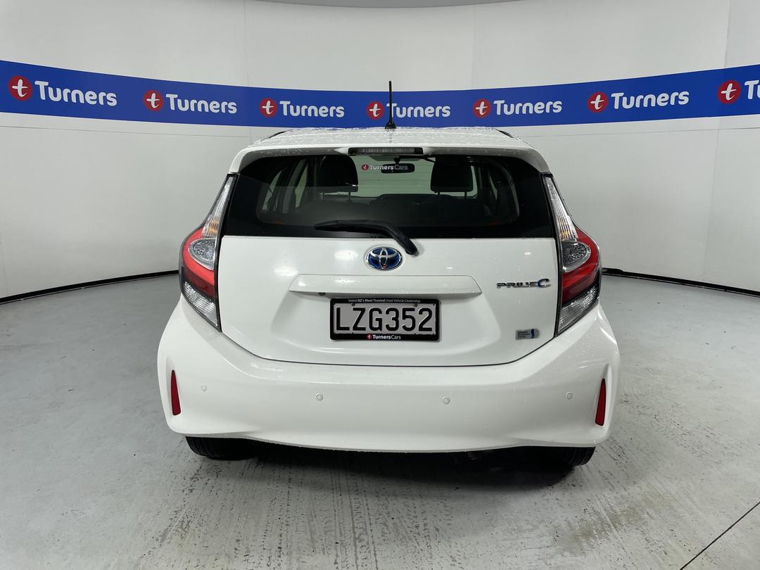 Photo '6' of Toyota Prius C