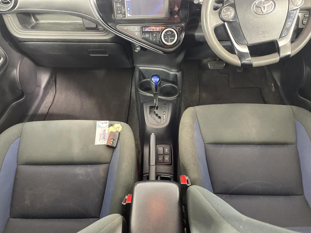 Photo '18' of Toyota Prius C