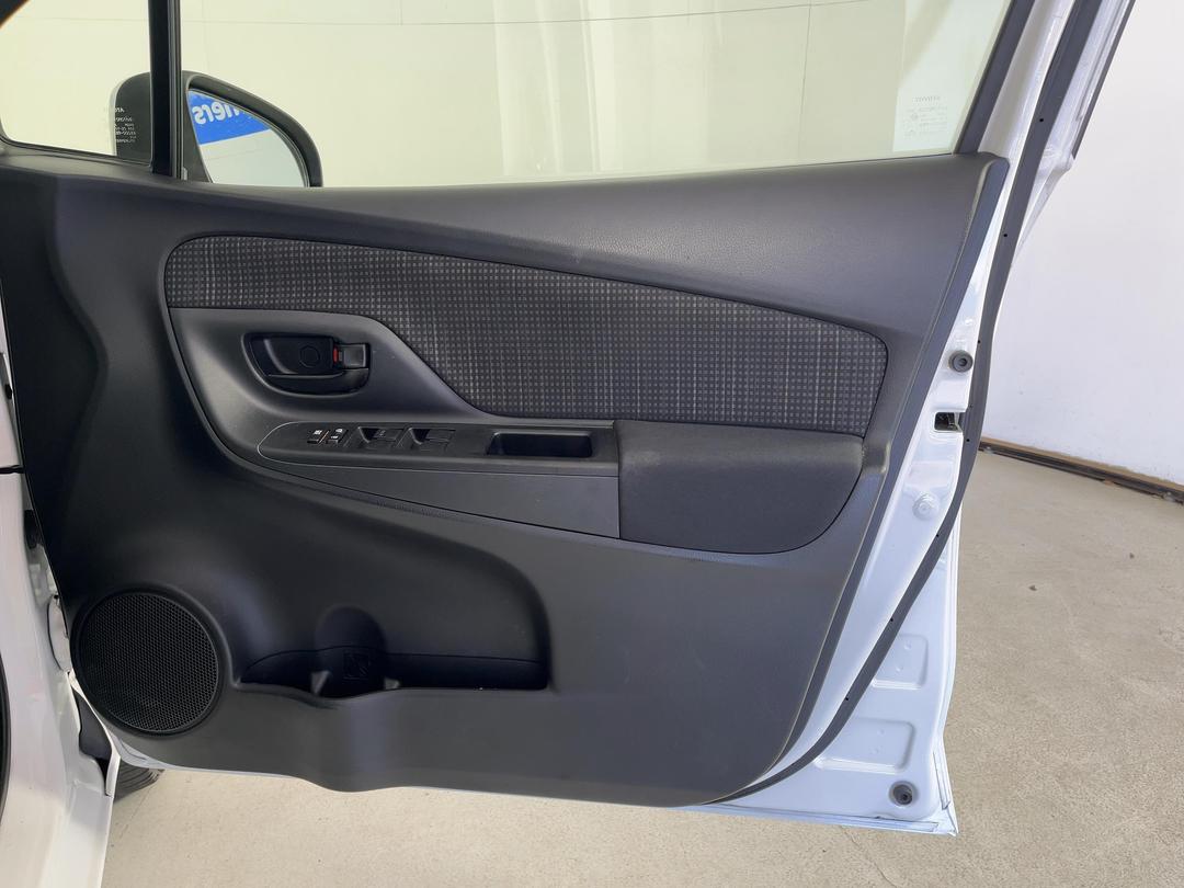 Photo '15' of Toyota Yaris