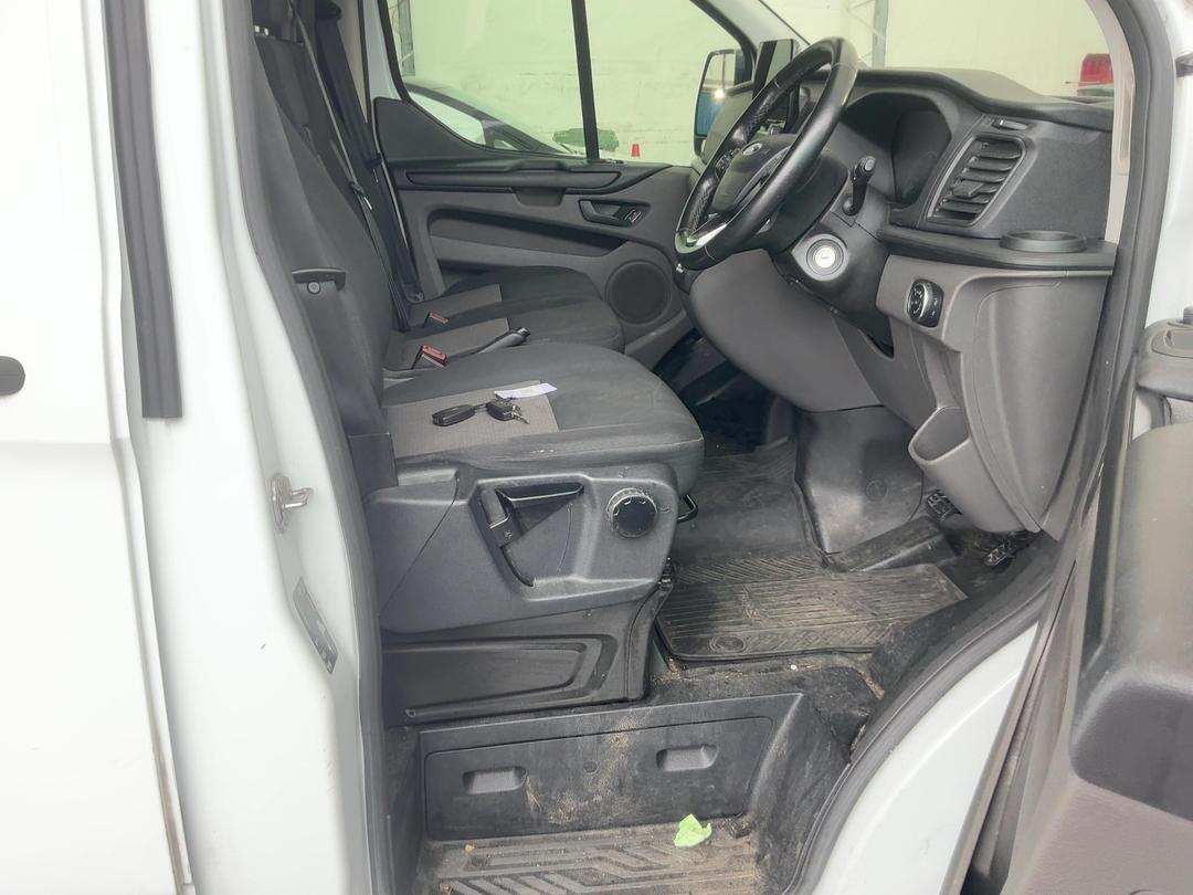 Photo '17' of Ford Transit Custom LWB LOW Roof