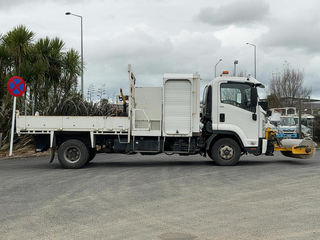 Photo '3' of Isuzu F Series FRR500 Sweeper Truck