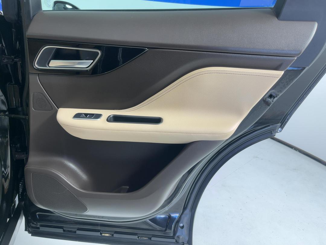 Photo '19' of Jaguar F-Pace