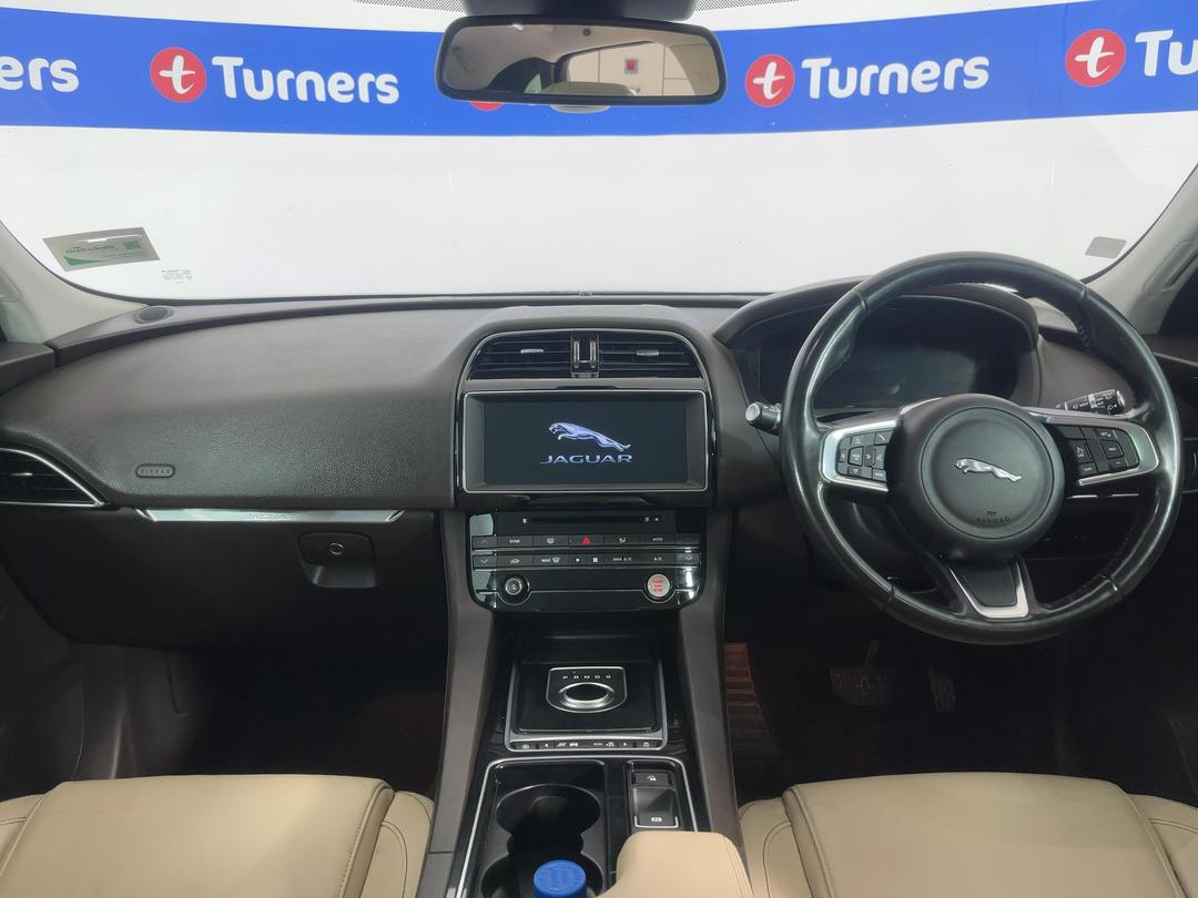 Photo '17' of Jaguar F-Pace