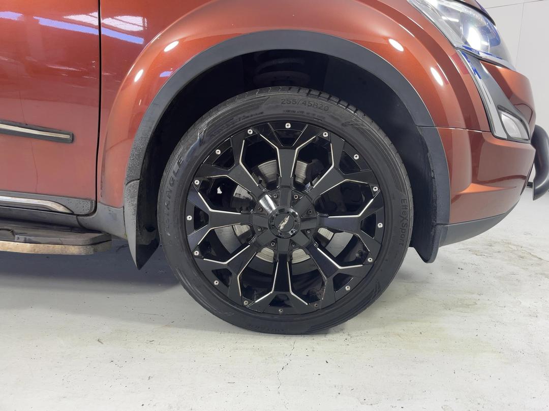 Photo '9' of Mahindra XUV
