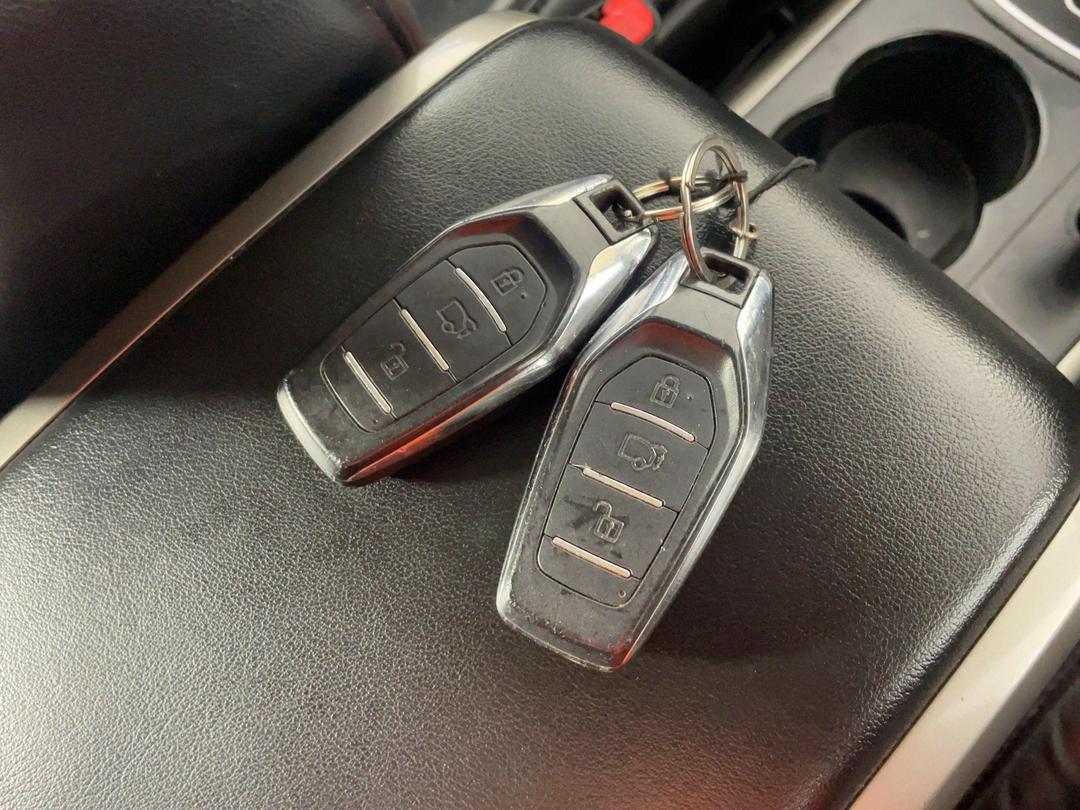 Photo '22' of Mahindra XUV