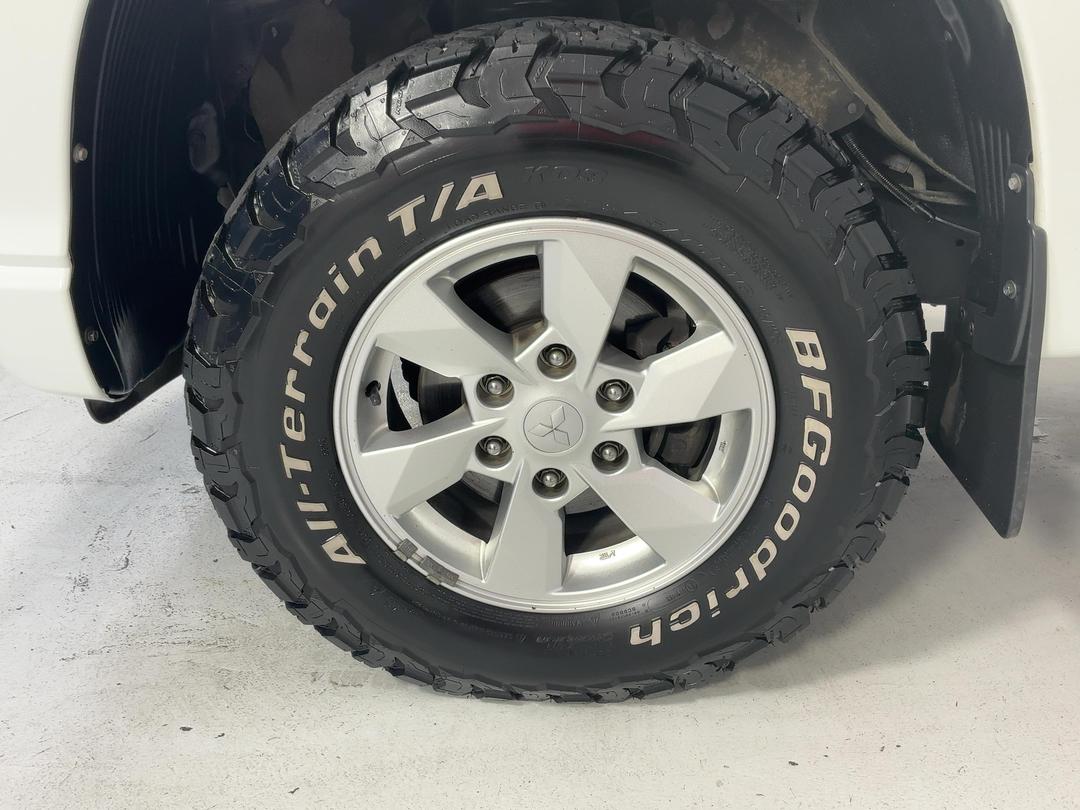 Photo '10' of Mitsubishi Triton