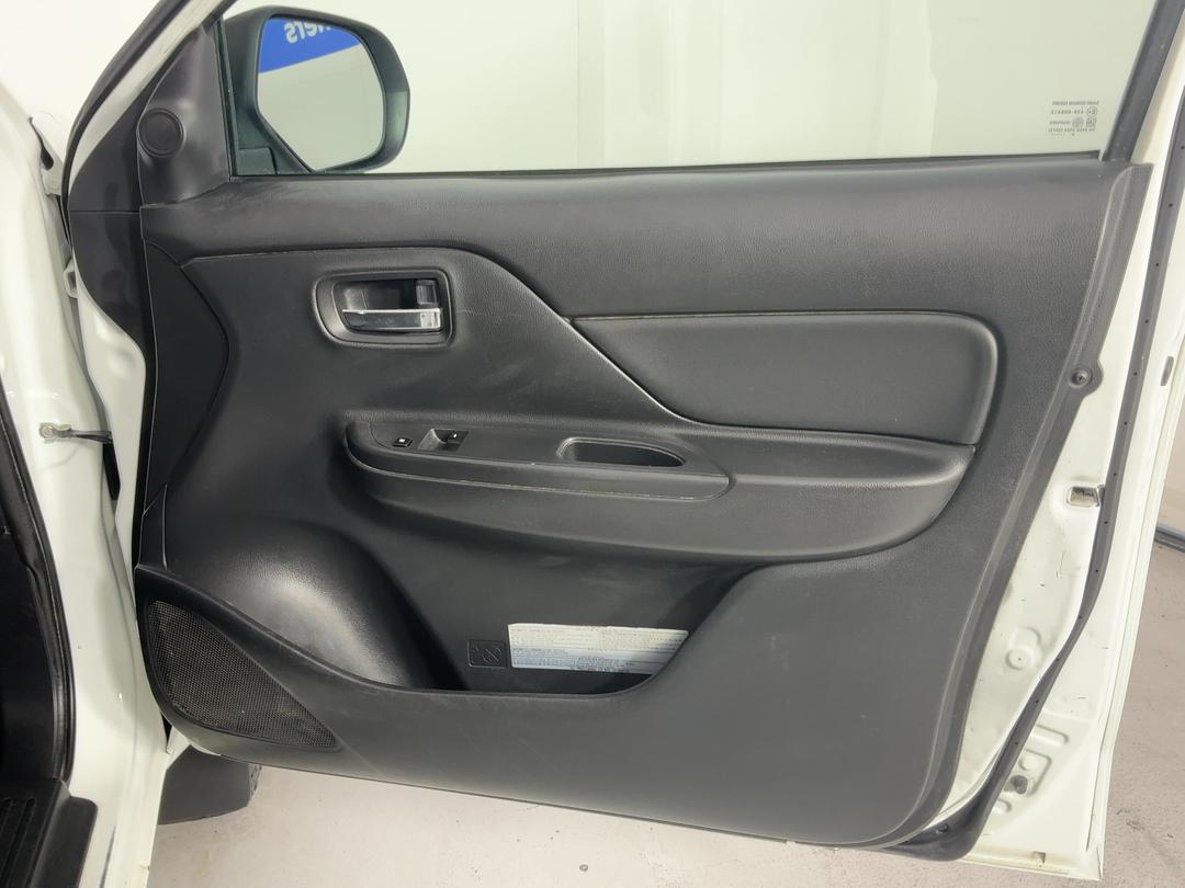 Photo '15' of Mitsubishi Triton