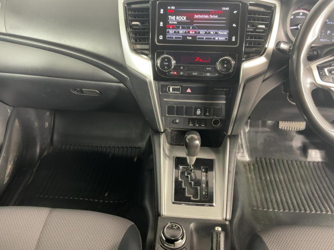 Photo '18' of Mitsubishi Triton