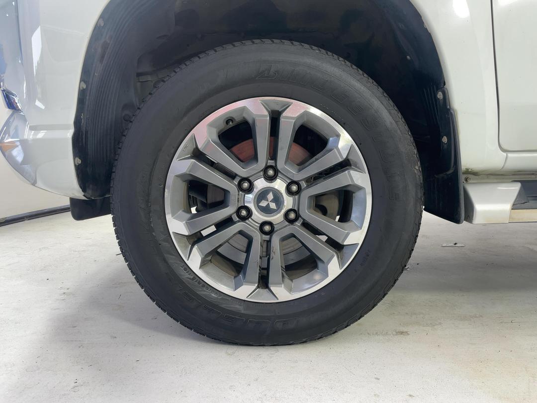 Photo '10' of Mitsubishi Triton