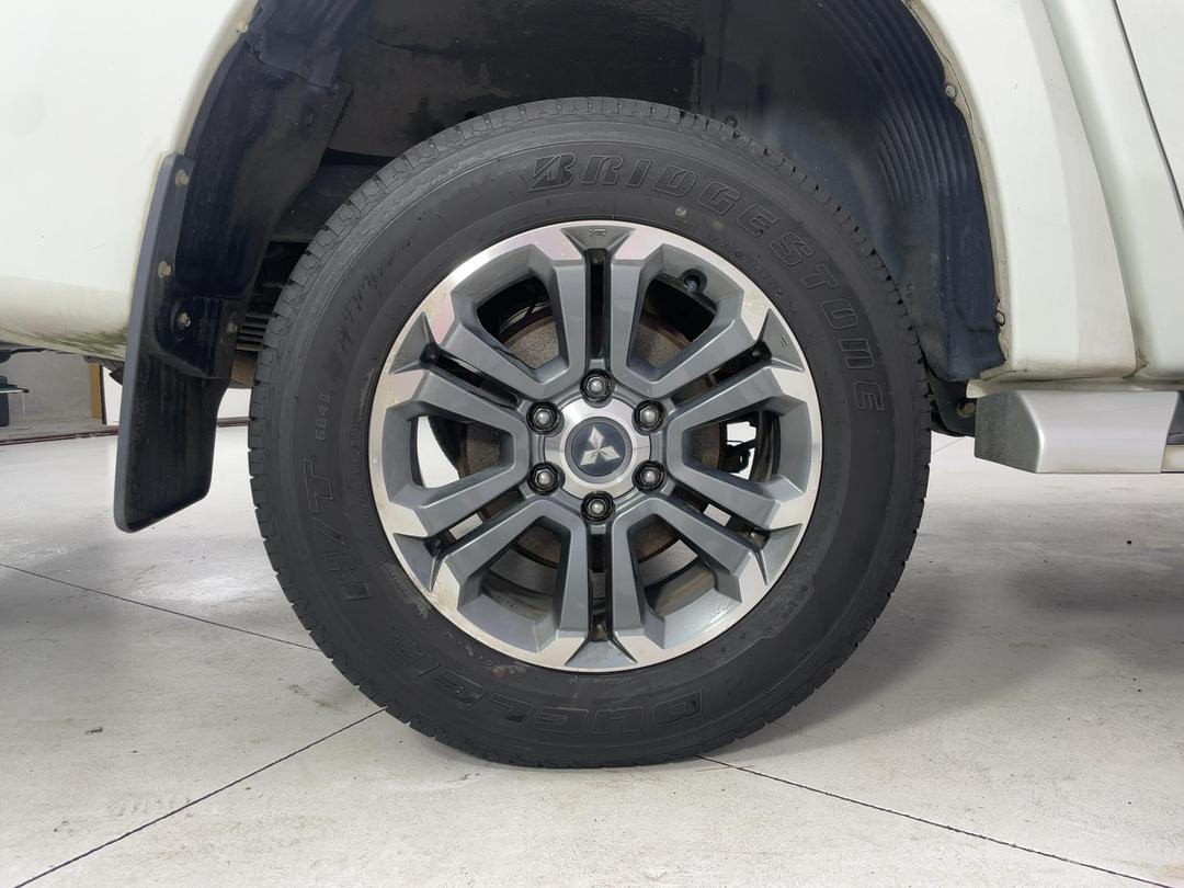 Photo '12' of Mitsubishi Triton