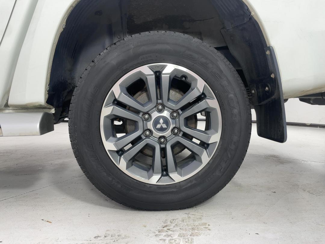 Photo '11' of Mitsubishi Triton