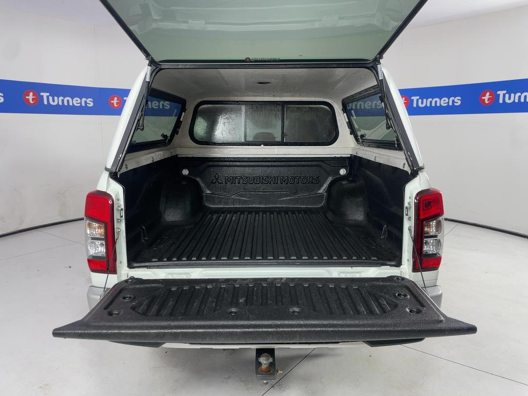 Photo '14' of Mitsubishi Triton