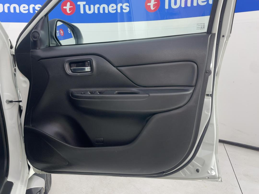 Photo '15' of Mitsubishi Triton