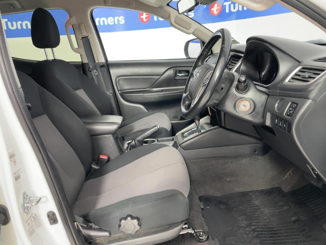 Photo '16' of Mitsubishi Triton