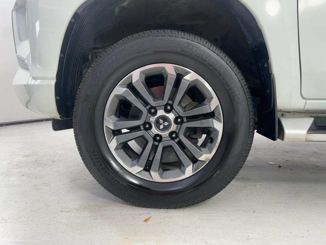 Photo '10' of Mitsubishi Triton