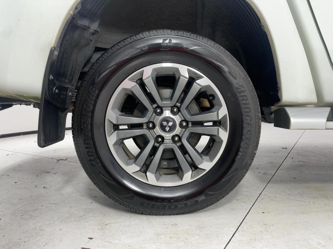 Photo '12' of Mitsubishi Triton