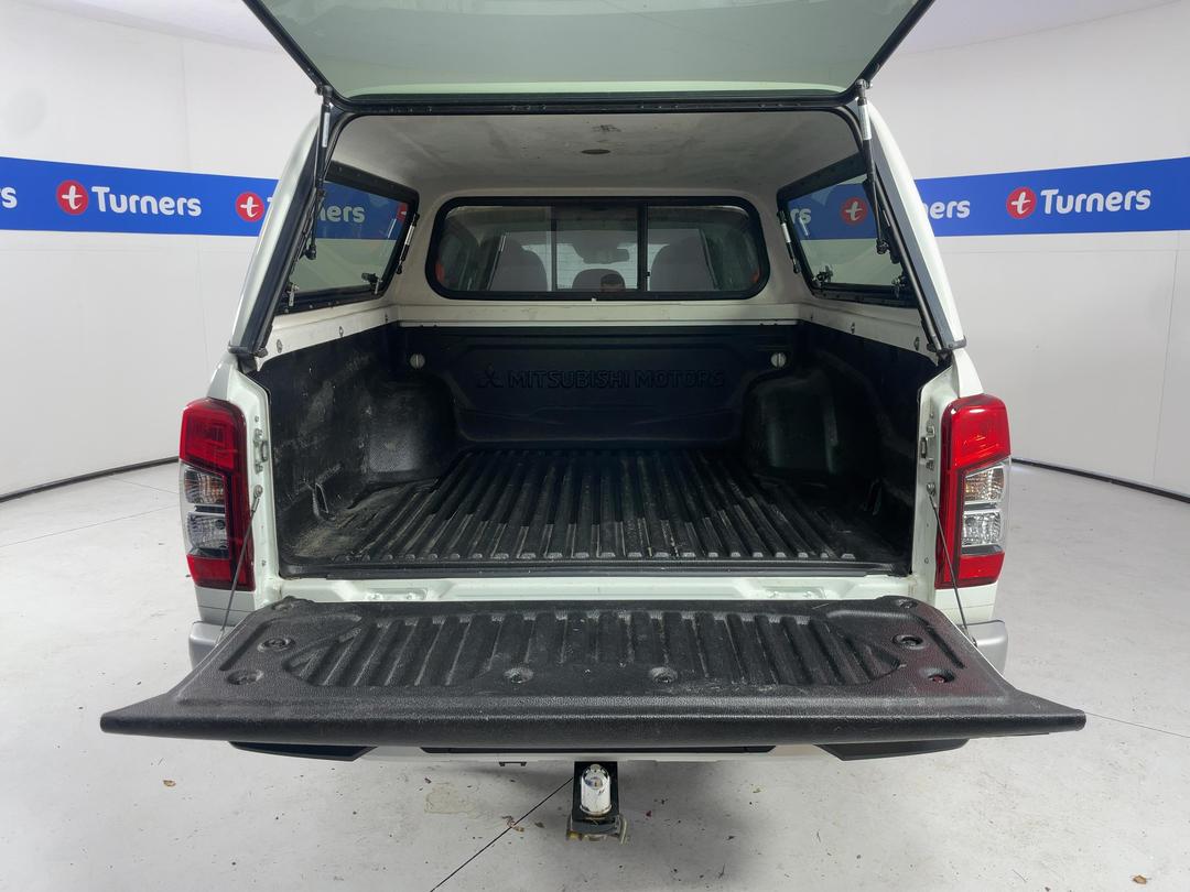 Photo '14' of Mitsubishi Triton