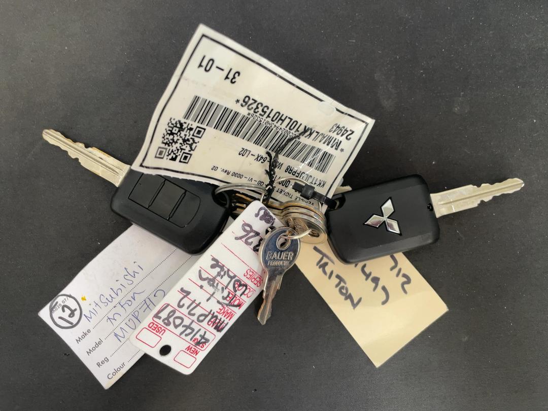 Photo '22' of Mitsubishi Triton