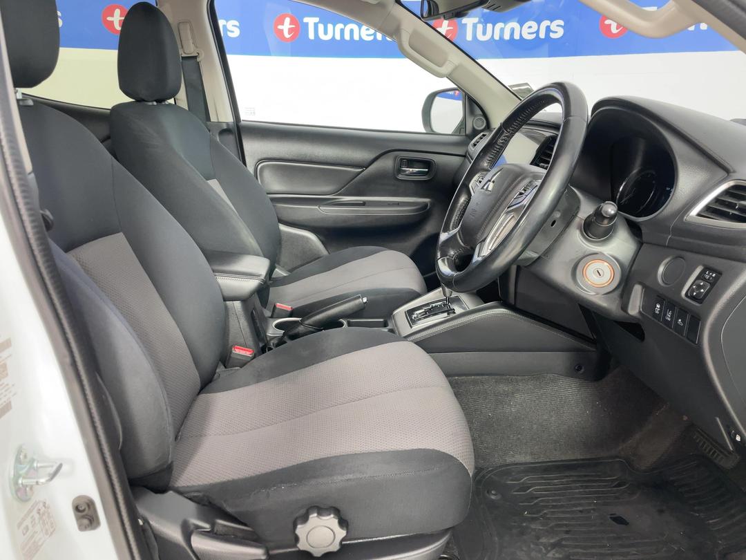 Photo '16' of Mitsubishi Triton