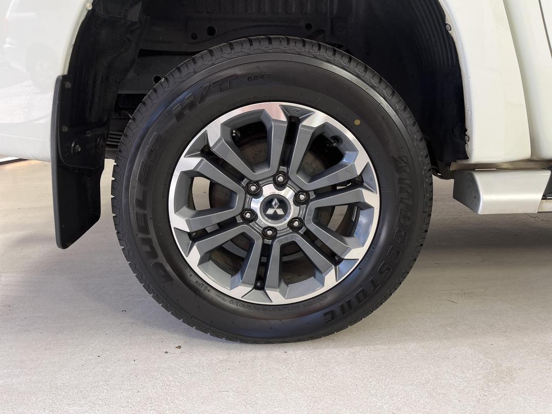 Photo '12' of Mitsubishi Triton