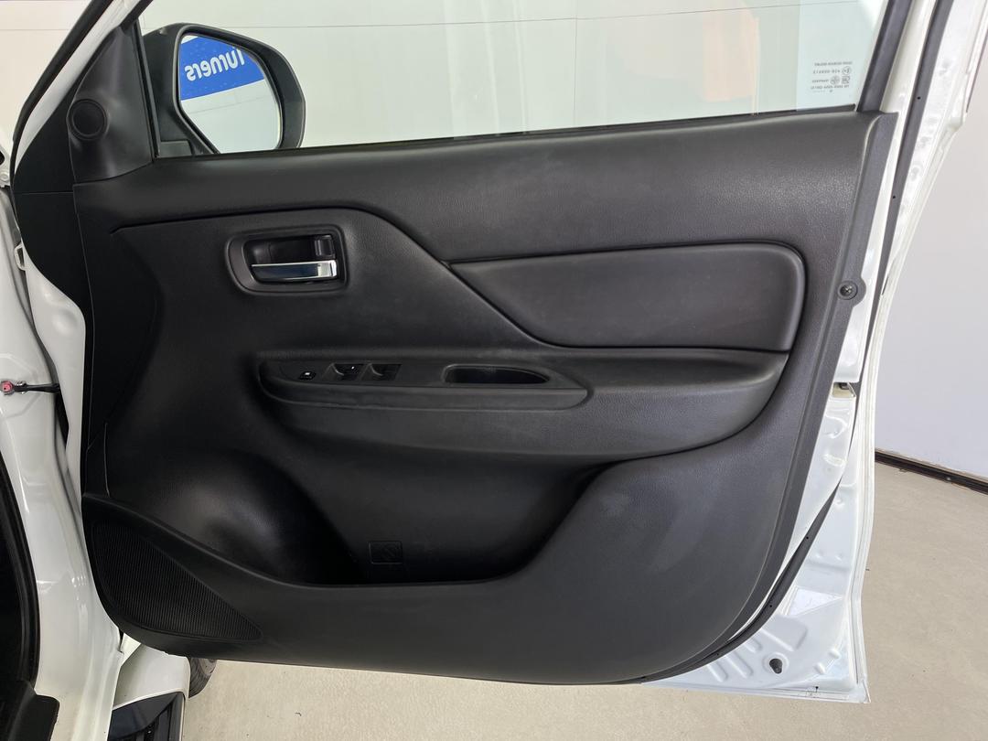 Photo '15' of Mitsubishi Triton