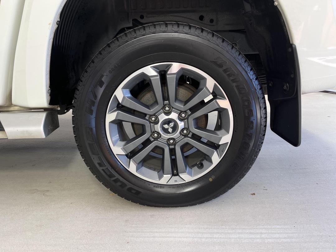 Photo '11' of Mitsubishi Triton