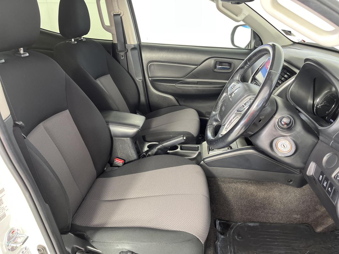 Photo '16' of Mitsubishi Triton