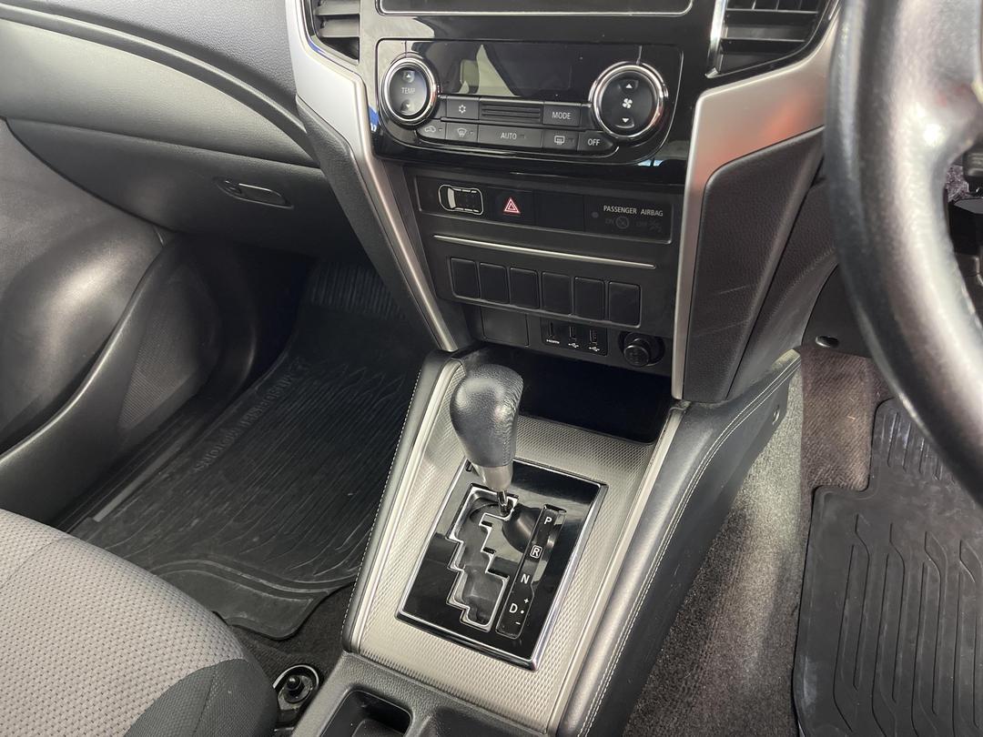 Photo '18' of Mitsubishi Triton