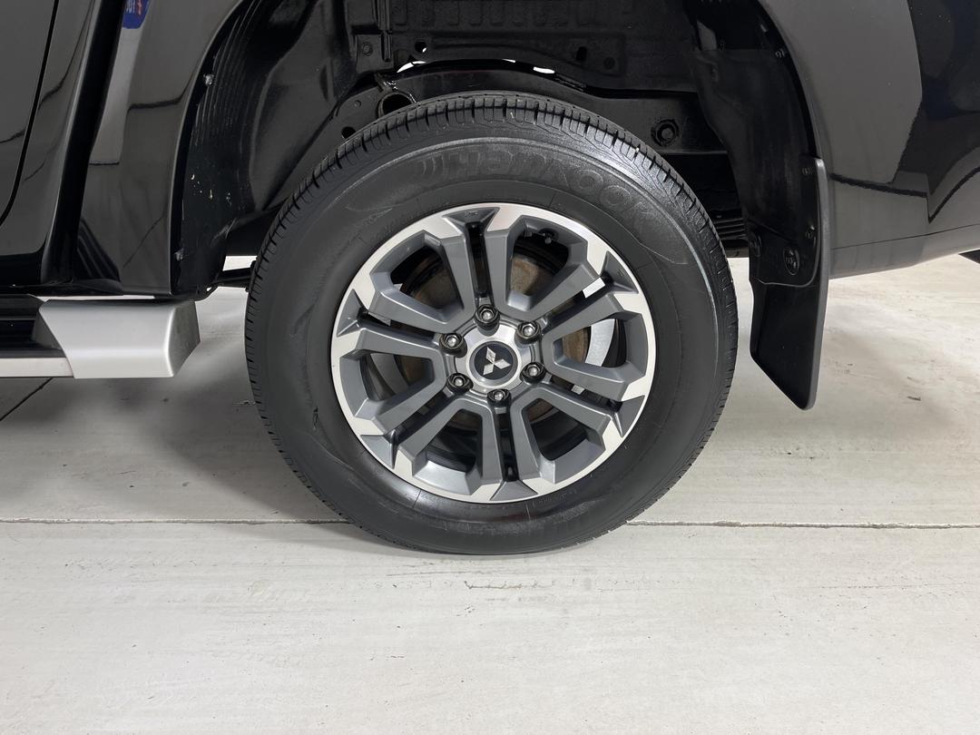 Photo '11' of Mitsubishi Triton