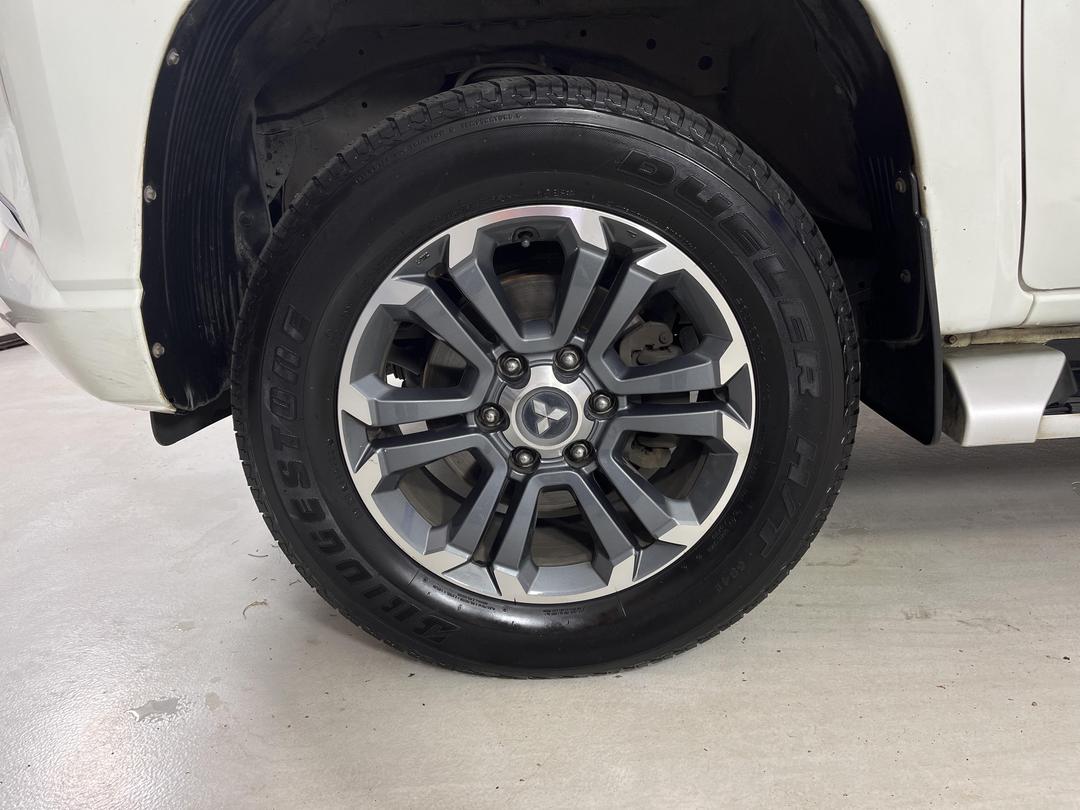 Photo '10' of Mitsubishi Triton