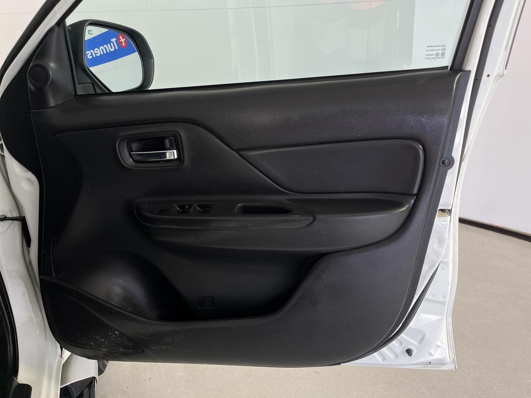 Photo '15' of Mitsubishi Triton