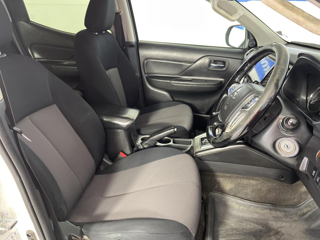 Photo '16' of Mitsubishi Triton