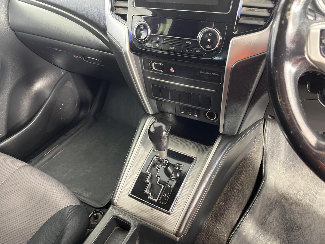 Photo '18' of Mitsubishi Triton