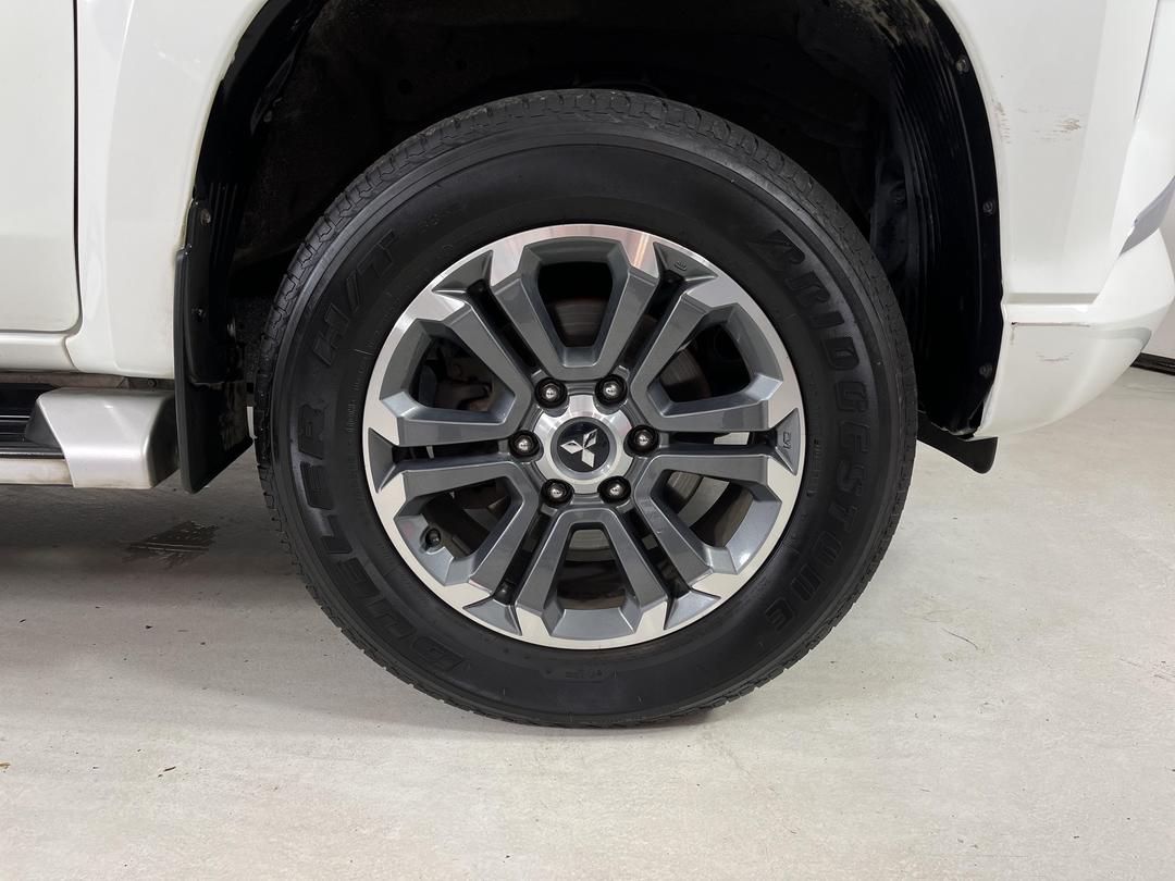 Photo '9' of Mitsubishi Triton