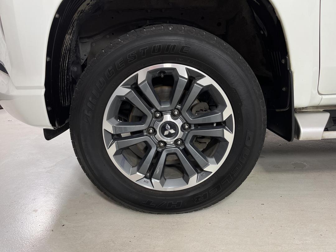 Photo '10' of Mitsubishi Triton