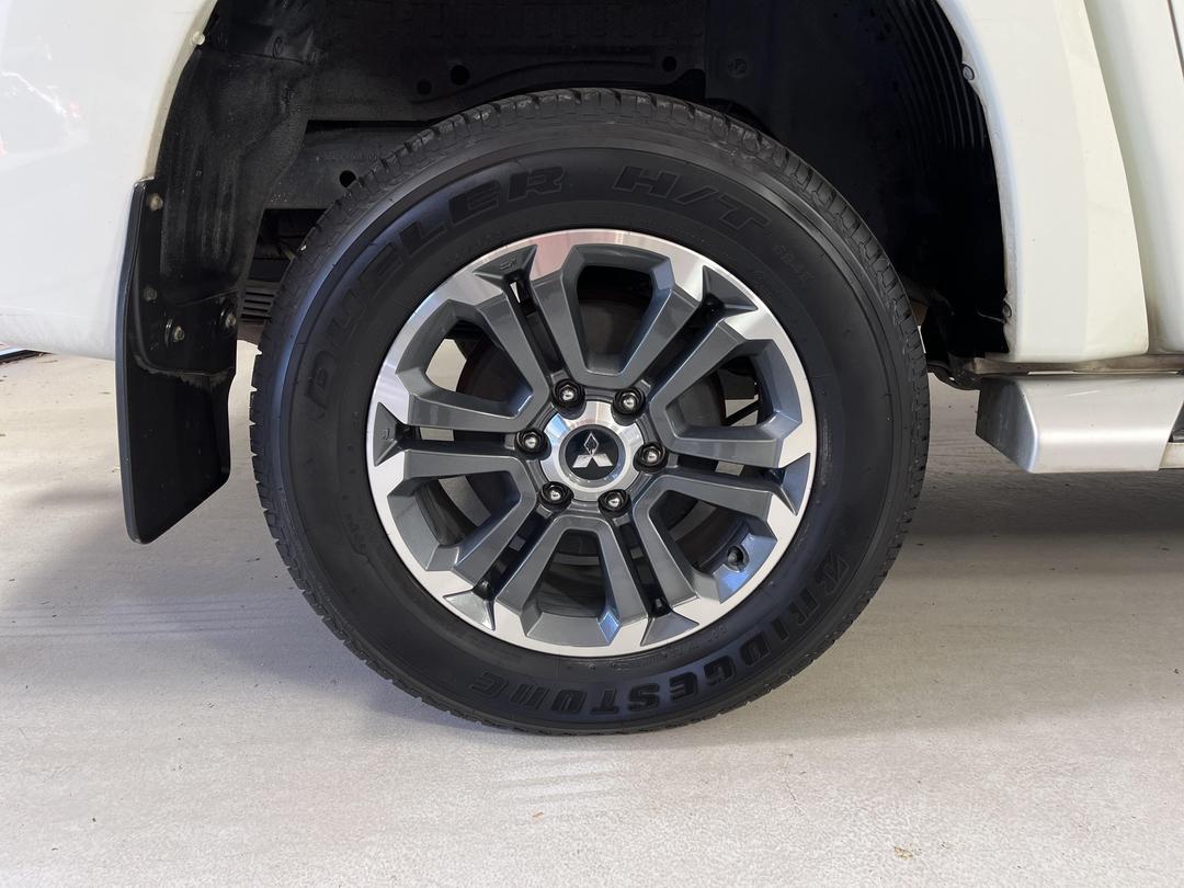 Photo '12' of Mitsubishi Triton