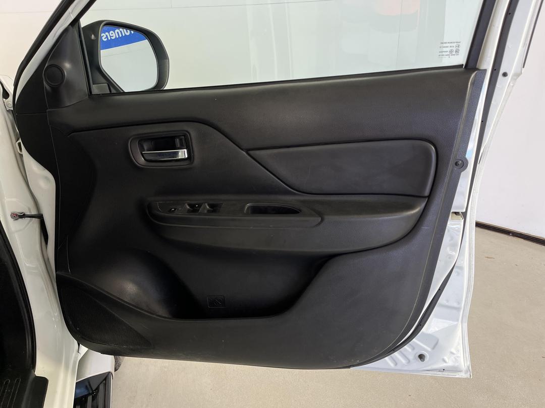 Photo '15' of Mitsubishi Triton