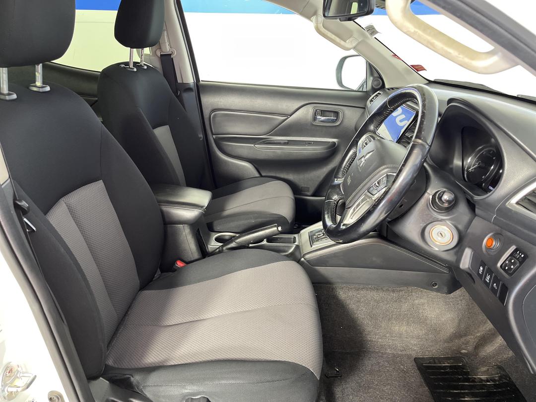 Photo '16' of Mitsubishi Triton