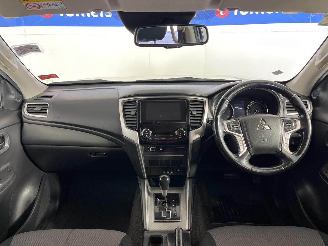 Photo '17' of Mitsubishi Triton