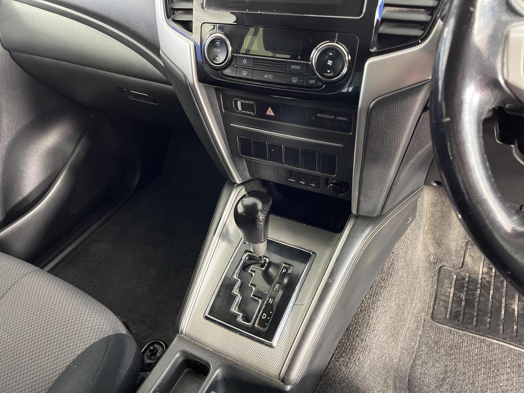 Photo '18' of Mitsubishi Triton