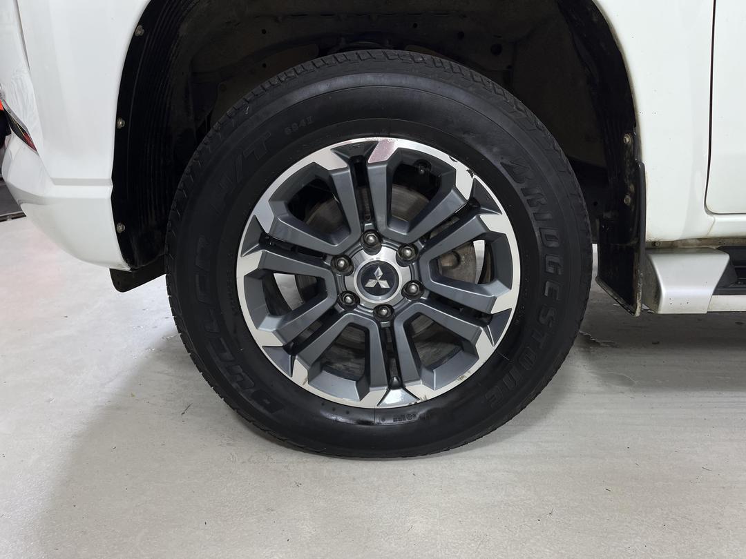 Photo '10' of Mitsubishi Triton