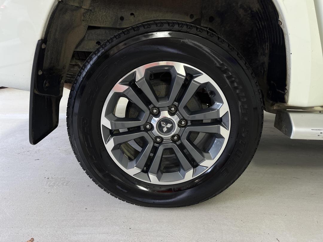 Photo '12' of Mitsubishi Triton