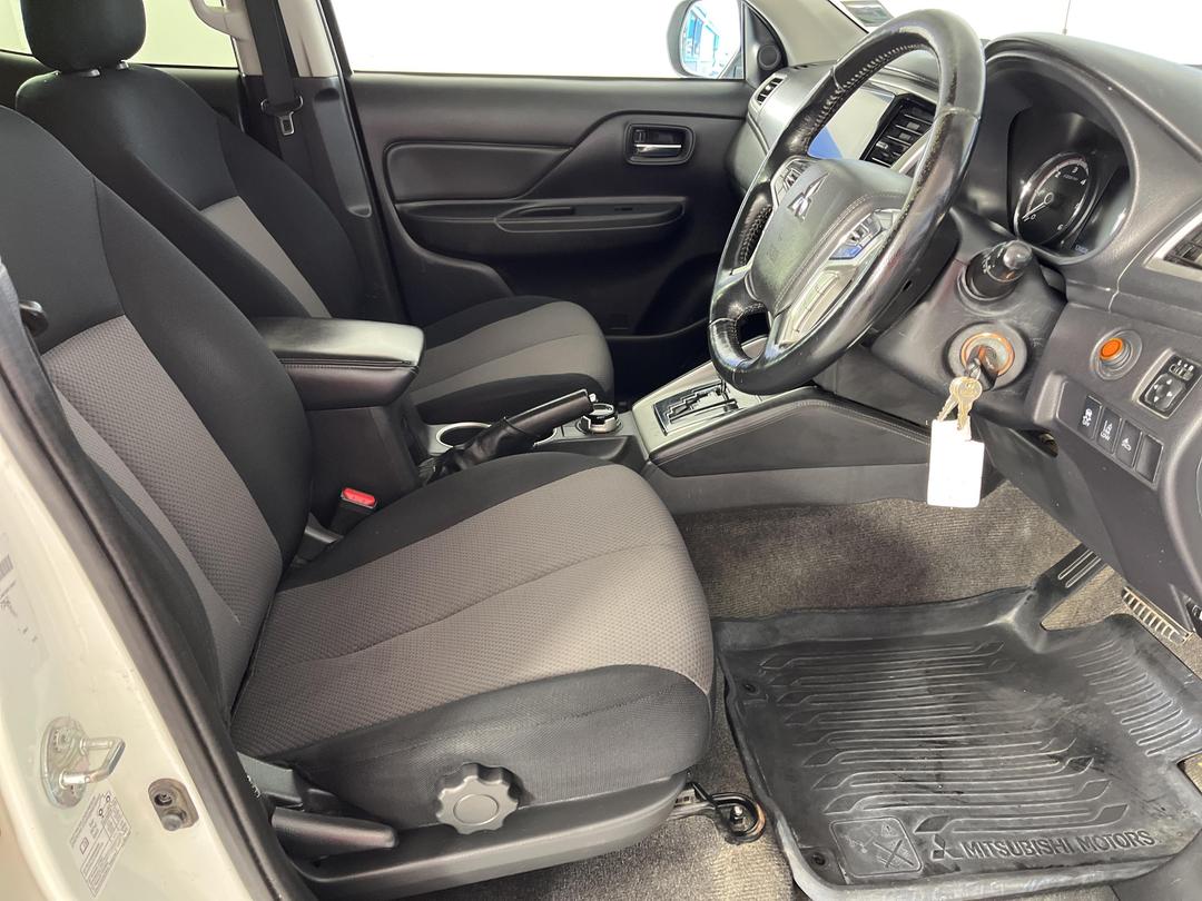 Photo '16' of Mitsubishi Triton